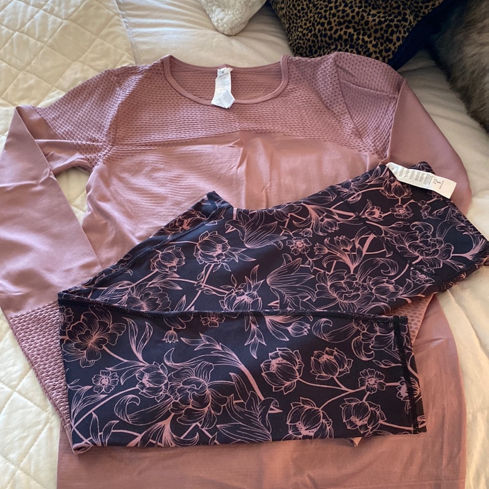 Fabletics Outfit. Capri Leggings and Long Sleeve Top. Black and Mauve.
